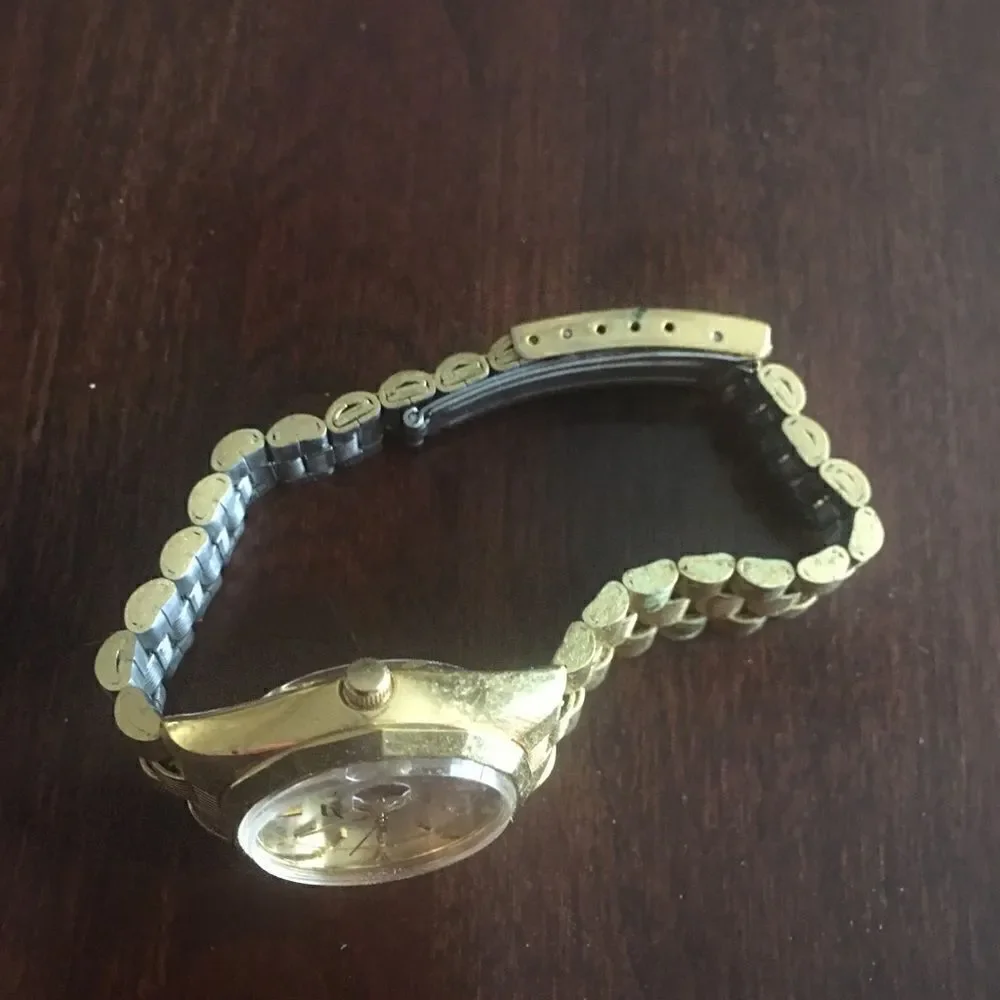 Adjustable  gold Quartz watch vintage